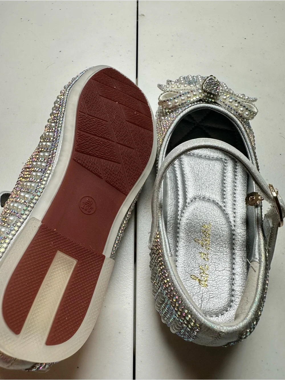 NWOB Doe a Dear Little Girls Pearl & Rhinestone Flat Shoes Bows - Size 11.5